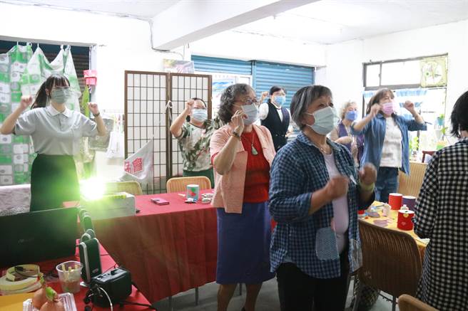 花莲慈济大学学生与一群退休志工共同成立青银共学空间「忆点艺滴」，让年轻人与长者一起跨世代工作、学习，从中获得热情活力及智慧阅歷。（慈济大学提供／罗亦晽花莲传真）