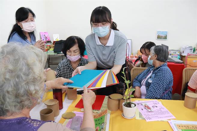 花莲慈济大学学生与一群退休志工共同成立青银共学空间「忆点艺滴」，让年轻人与长者一起跨世代工作、学习，从中获得热情活力及智慧阅歷。（慈济大学提供／罗亦晽花莲传真）