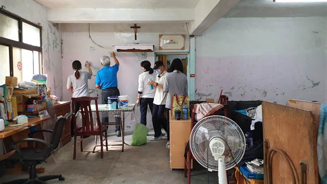 花莲慈济大学学生与一群退休志工共同成立青银共学空间「忆点艺滴」，而学生们也在志工的经验分享下，动手将空间整理完成，达到青银共学的成效。（慈济大学提供／罗亦晽花莲传真）