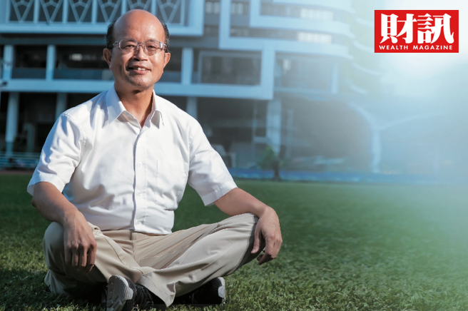 根據《財訊》報導，1年前，黃博怡卸下台企銀董座之位，轉戰教育界，卻始終難忘對都更、對城市的使命；在新的崗位上，他要用教育翻轉全民都更態度，迎向世界永續趨勢。(圖/財訊提供)