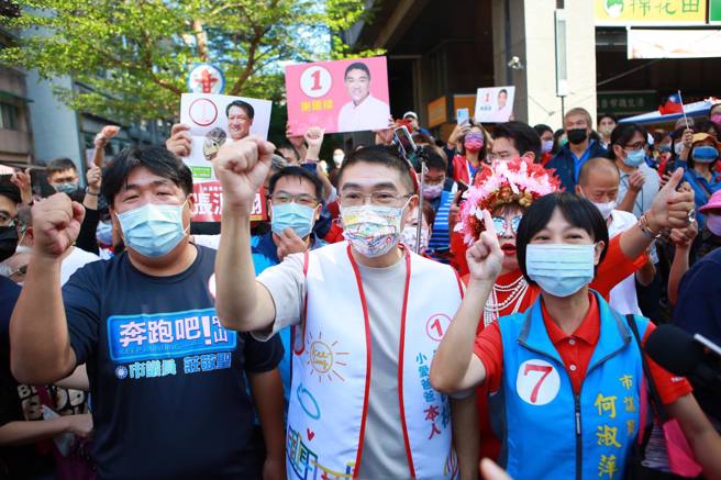 国民党基隆市长候选人谢国梁(前排中)。(图取自谢国梁脸书)