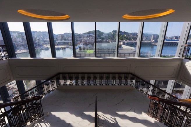 基隆表演艺术中心内的落地窗整建翻修，可让观眾由东岸眺望基隆港湾和西岸虎仔山景色。（图/基隆市政府文化局提供）