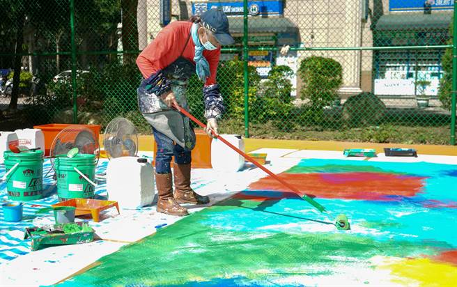 负责彩绘的名设计师彭雄浑表示，此次创作的理念为「阳光、热情、有活力」。（林口区公所提供）