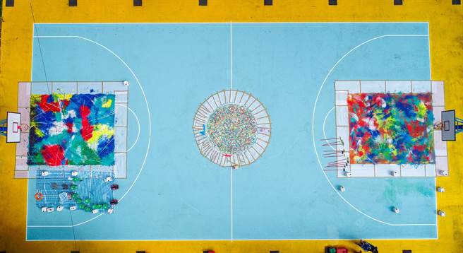 彩绘的区域包括中线跳球区以及两端的禁区，皆由彭雄浑即兴创作。（林口区公所提供）
