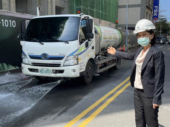 高市府环保局针对营建工程，推广採用智能管理空污防制方式，辅导业者建构多元化的智能监控系统，进而提升营建业者自主即时应变能力，有效控制空污问题。（洪浩轩摄）