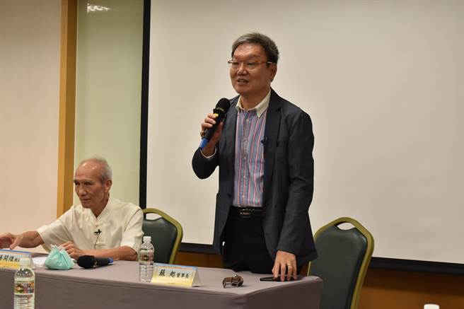 前國安會祕書長蘇起（右）27日出席台北論壇活動。（陳冠宇攝）