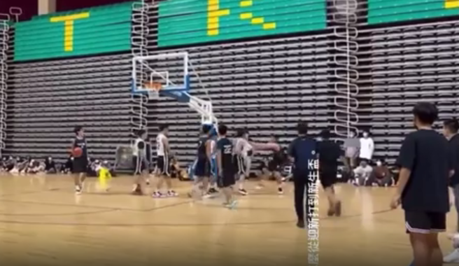 淡江大学企管系、资图系比男子篮球，企管系1名男同学进攻时疑似遭敌队阻挡跌倒他起身就朝敌队1名男子推挤，2人扭打成一团，影片疯传。（翻摄自Dcard）