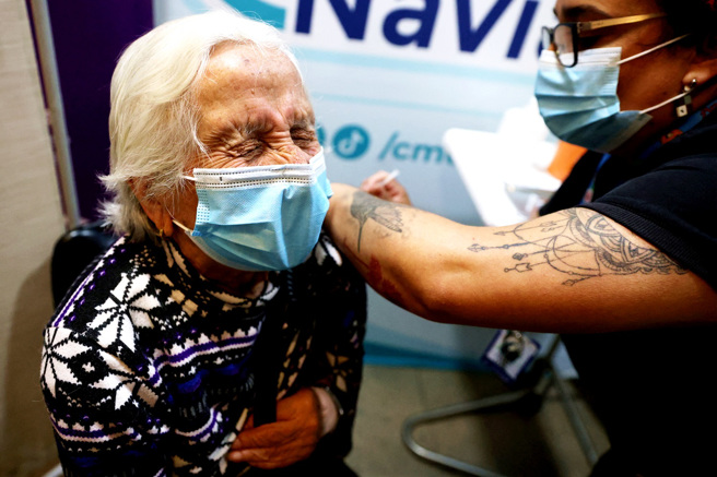 英国统计研究显示，染新冠后的症状可能和接种多少剂疫苗有关，完整接种基础剂（通常是2剂）的患者，前5大常见症状依序为喉咙痛、流鼻水、鼻塞、持续咳嗽及头痛。（资料照／路透社）