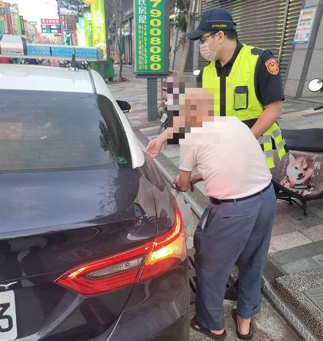 霧峰警分局員警獲報到場，暖心駕車載著陳翁沿路找尋，於「下個路口」就找到。（霧峰警分局提供／潘虹恩台中傳真）
