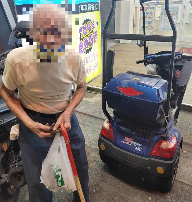 台中92歲陳翁日前下午出門看診，診後又至超商購物，欲牽車回家時卻發現電動代步車不見，焦急的走在路上尋找。（霧峰警分局提供／潘虹恩台中傳真）