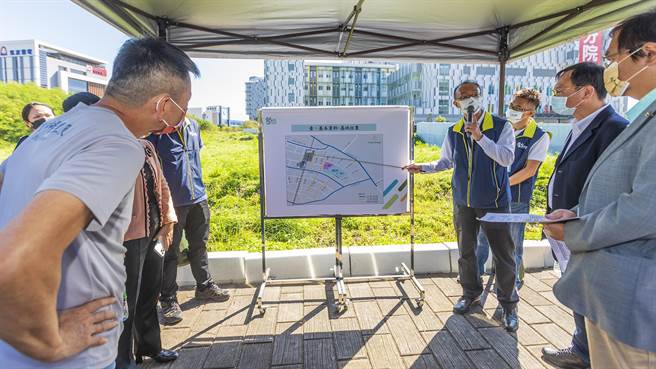 台大工務室主任高昇敬向立法向環衛委員會簡 報生醫醫院2期工程流標6次過程，採用減項發包辦理第7次招標。（羅浚濱攝）