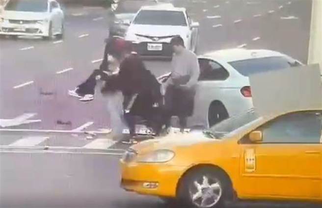 许男酒驾开跑车自撞分隔岛。（警方提供）