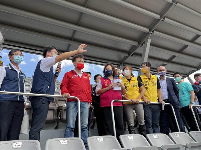 新竹棒球场7月下旬开打后，因场地缺失导致球员受伤，仅打2场就停赛引发争议。立法院教育及文化委员会27日到棒球场「期中考察」，实地了解改善情况。（王惠慧摄）