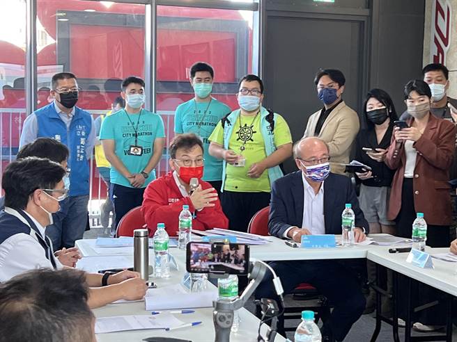 立法院教育及文化委员会27日在立委郑正钤安排下考察新竹棒球场，立委张廖万坚、教育部次长林腾蛟、市府多名主管，以及新竹市议员也到场参与。（王惠慧摄）