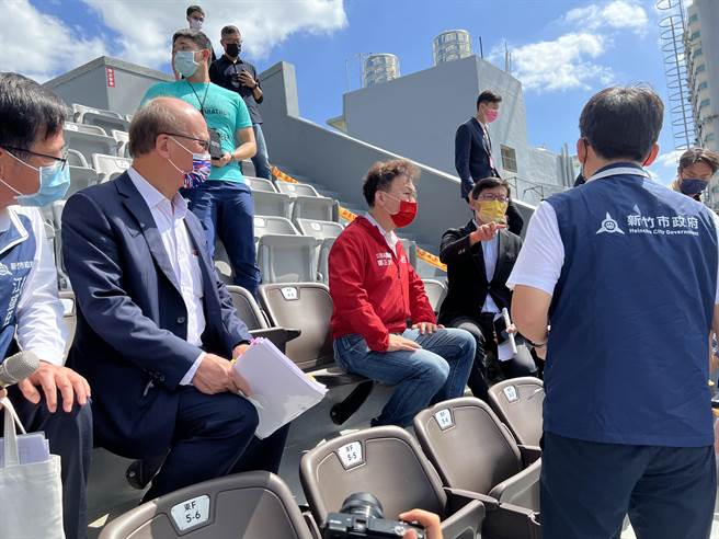 新竹棒球场7月下旬开打后，因场地缺失导致球员受伤，仅打2场就停赛引发争议。立法院教育及文化委员会27日到棒球场「期中考察」，实地了解改善情况。（王惠慧摄）