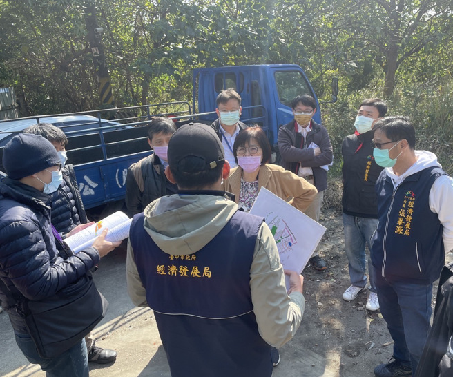 图为台中市经发局官员之前陪同监委前往文山工业区履勘情形。图/台中市政提供