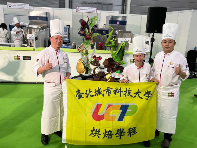 臺北城市科技大学于2022 亚洲杯甜点赛(Asia pastry cup)代表臺湾拿到第三名。(照片/臺北城市科技大学提供)