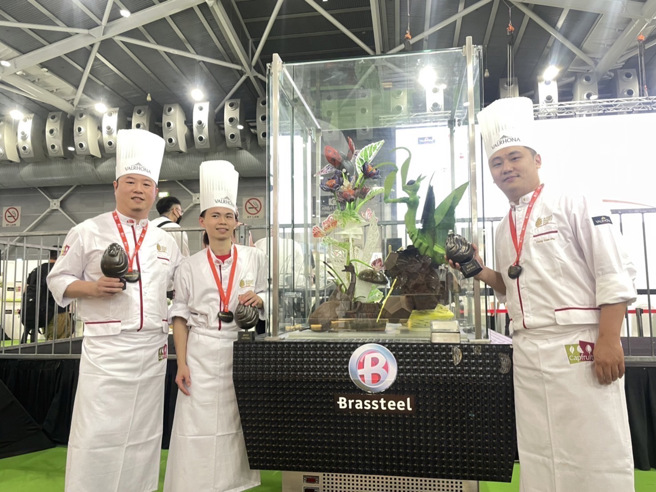 城市科大团队以蜜蜂、蝴蝶、螳螂等昆虫类动物，展现生物链的自然环境，并以建筑、DNA、人类指纹等元素，将未来与永续环境的议题，以抽象意态做链结。(照片/臺北城市科技大学提供)