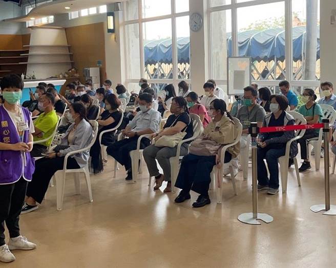 港区工作人员接种疫苗，建立港区群体免疫力。（翻摄照片／高雄洪靖宜传真）