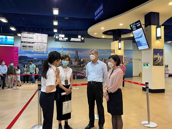 与疾病管制高屏区管制中心合作于栈9-2库办理流感疫苗暨COVID-19疫苗接种站，李董事长贤义巡视现场并率先接种追加剂。。（翻摄照片／高雄洪靖宜传真）