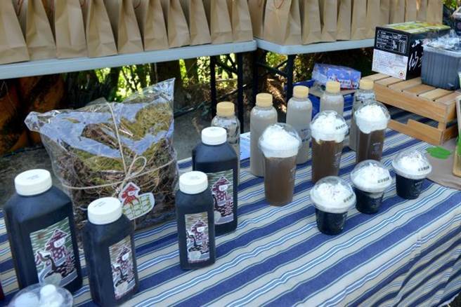 每年11月正是仙草花盛開的季節，來獅潭更有許多仙草飲品可用享用。（苗栗縣政府提供／謝明俊苗栗傳真）