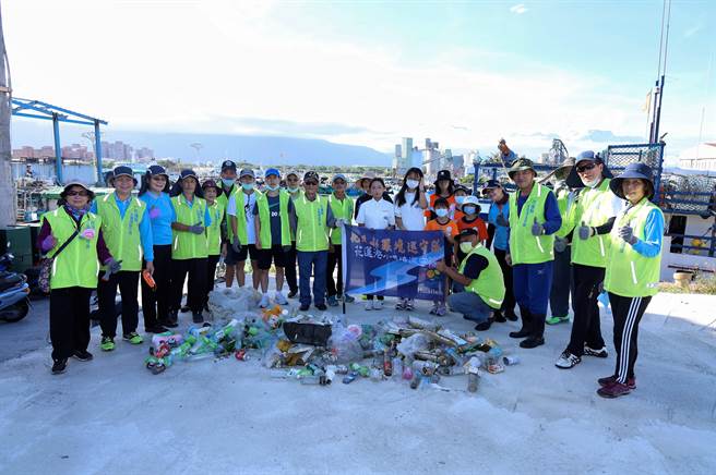 花莲县环保局近年持续透过各种方式清除海废渔网，包括净滩活动、环保、潜海舰队等。（花莲县环保局提供／王志伟花莲传真）