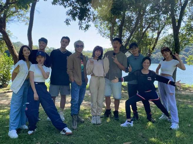  臧芮轩（左起）、蔡黄汝、朱宇谋、李唯枫、王仁甫、峮峮、许孟哲、孙协志、况明洁、王上菲。（中视提供）