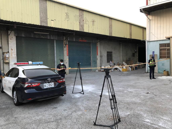 神冈区发生水泥桶尸案，警方封锁现场进行採证。（陈世宗摄）
