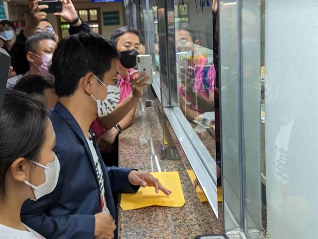 民进党基隆市长候选人蔡适应27日下午，赴基隆地检署按铃提告国民党候选人谢国梁。（张志康摄）