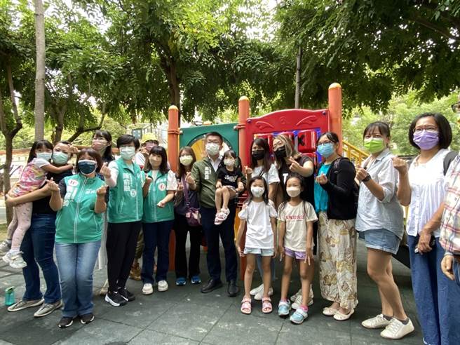 民进党台中市长候选人蔡其昌今天在北屯公园举办「台中FUN乐园」政见说明会。（张亦惠摄）