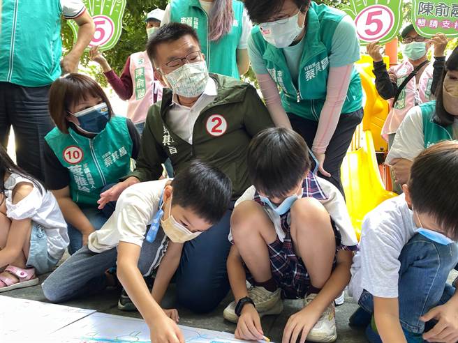 民进党台中市长候选人蔡其昌今天在北屯公园举办「台中FUN乐园」政见说明会。（张亦惠摄）