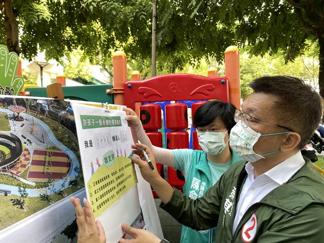 蔡其昌签署特公盟「许孩子一个永续的游戏城市」承诺书。（张亦惠摄）