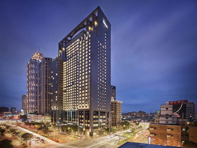 新板希爾頓酒店詢問度爆棚的「雙人客房住宿券」，原價12800元，線上旅展期間，每張下殺27折，優惠價3500元。(新板希爾頓酒店提供)