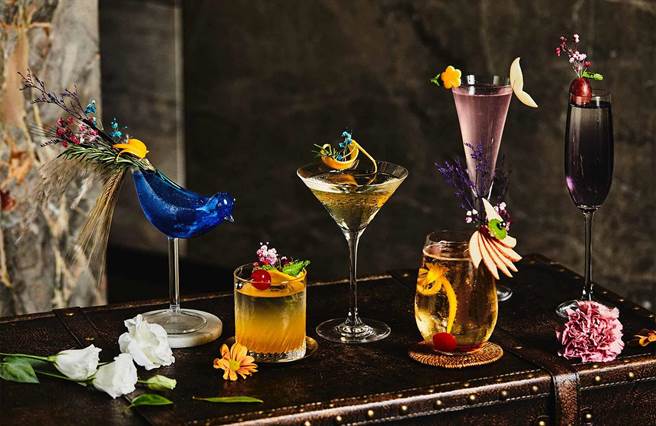 「雙Happy Hour饗食券」2小時無限暢飲20款酒類，還有精緻鹹甜美點，旅展期間每張1950 元，買10送1。(新板希爾頓酒店提供)