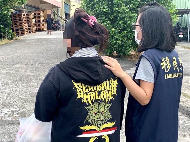 印尼失聯女移工阿娜被捕後，將最後一份便當給丈夫阿諾。（翻攝照片／崔正綱高雄傳真）