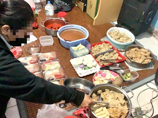 阿娜2坪不到的套房內製作近百份便當，提供給工廠同鄉移工們。（翻攝照片／崔正綱高雄傳真）