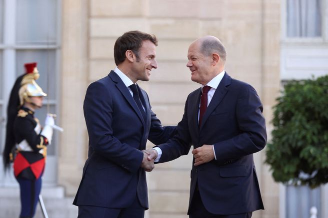 10月26日下午，德国总理萧兹（Olaf Scholz）抵法，会见总统马克宏（Emmanuel Macron）。（图／路透社）