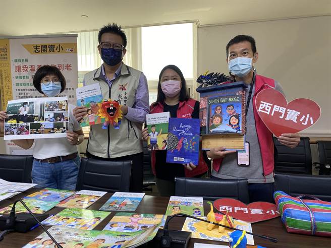 西门实小及南区志开实小老师苏凤珠（左一）分获今年生命教育特色学校及绩优人员。(曹婷婷摄)