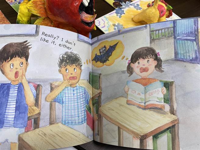 西门实小师生以蝙蝠为故事主角创作绘本。(曹婷婷摄)