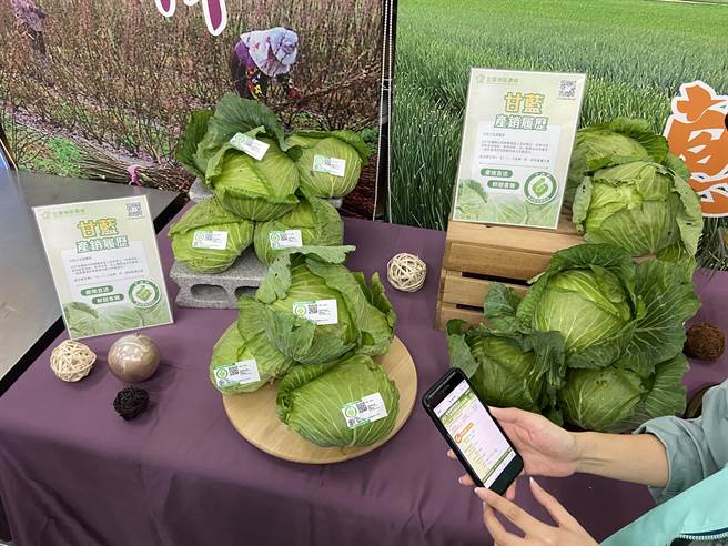 有产销履歷标章认证的蔬菜，扫描QR Code可追溯性食材，确保学童吃到来源明确、优质安全的国产农产品。（吴佩蓉摄）