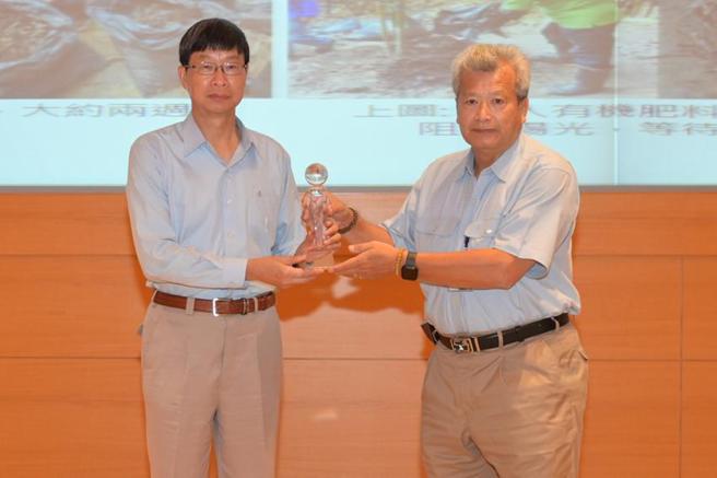 （中鋼董事長翁朝棟(右)頒獎給中鋼構董事長陳火坤(左)。圖／中鋼提供）