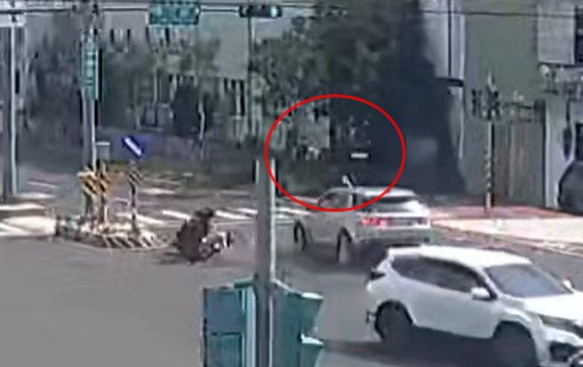 中坜同路口连2起车祸！骑士左转抢快「空中连翻3圈」画面曝。(翻摄脸书爆废公社)
