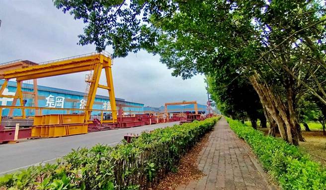 中钢结构公司高雄燕巢厂区的绿化面积比率高达37.4％，茂盛树木伴随的许多落叶也进行回收。（柯宗纬翻摄）