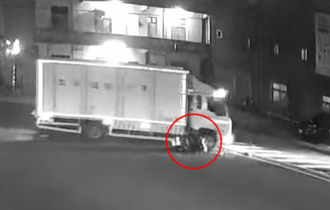 另一起事故则为大货车未礼让直行机车直接左转，导致对向机车骑士闪避不及直接撞上。(翻摄脸书爆废公社)
