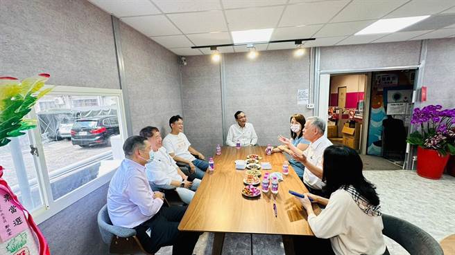 朱立伦到刘美芳竞选总部为她加油打气。（刘美芳办公室提供）