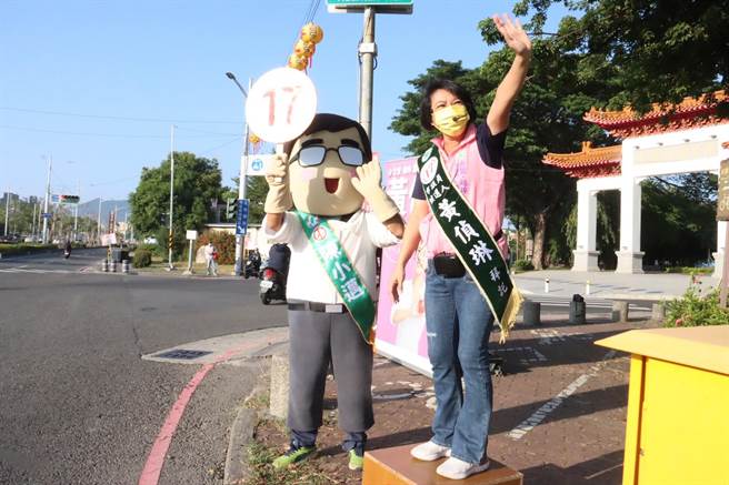 2022九合一选战倒数1个月，民进党高市议员候选人黄侦琳27日在华夏路、崇德路口向民眾拜票，并找来高雄市长陈其迈Q版造型人形布偶陈小迈陪同站路口，成功吸引民眾目光。（黄侦琳提供／洪浩轩高雄传真）