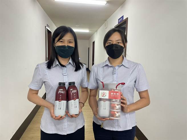 大寮区农会推出新款红豆伴手礼。（洪靖宜摄）