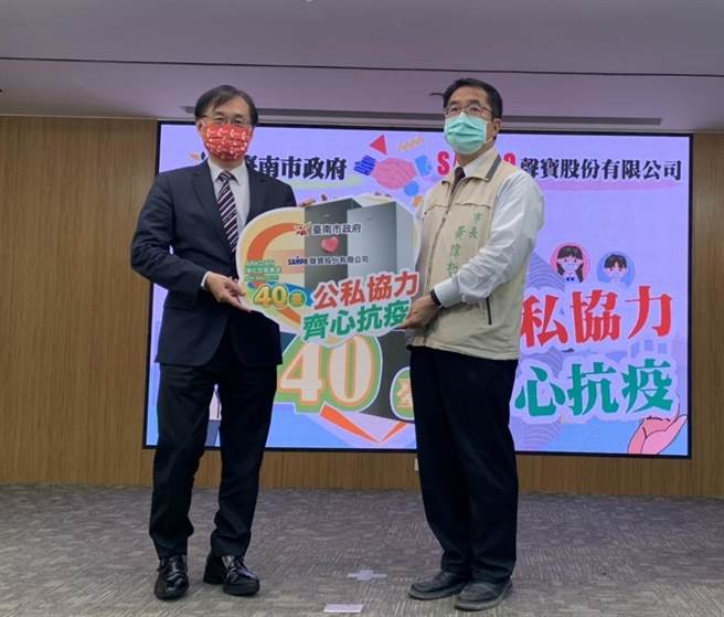 黄伟哲(右)下午出席声宝集团捐赠空气清净机记者会后酸谢龙介「转得太硬了」。(曹婷婷摄)