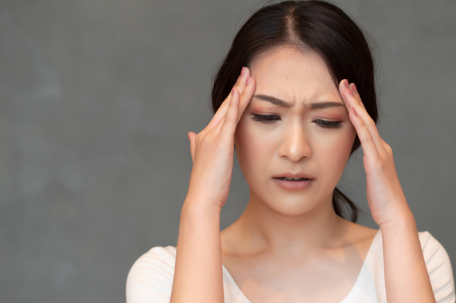 冬季日夜温差大，容易让人产生头痛问题，中医师分享造成头痛的原因，还有该按哪些穴位缓解。(示意图/达志影像)