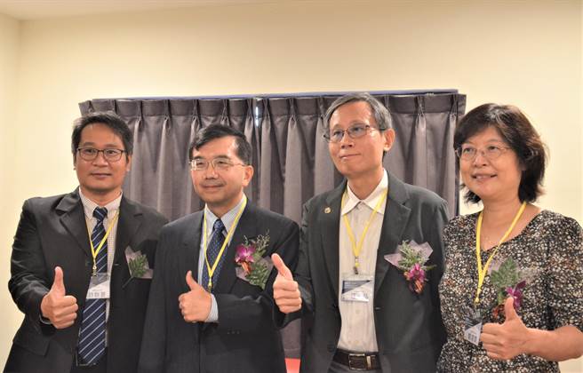 台湾非破坏检测协会董事长尹庆中（左二）、朝阳科大航空学院院长江支弘（右二）、非破坏检测研发中心主任郑家齐（右一）及营建工程系主任许耿苍（左一）合影。（朝阳科技大学提供／廖志晃南投传真）